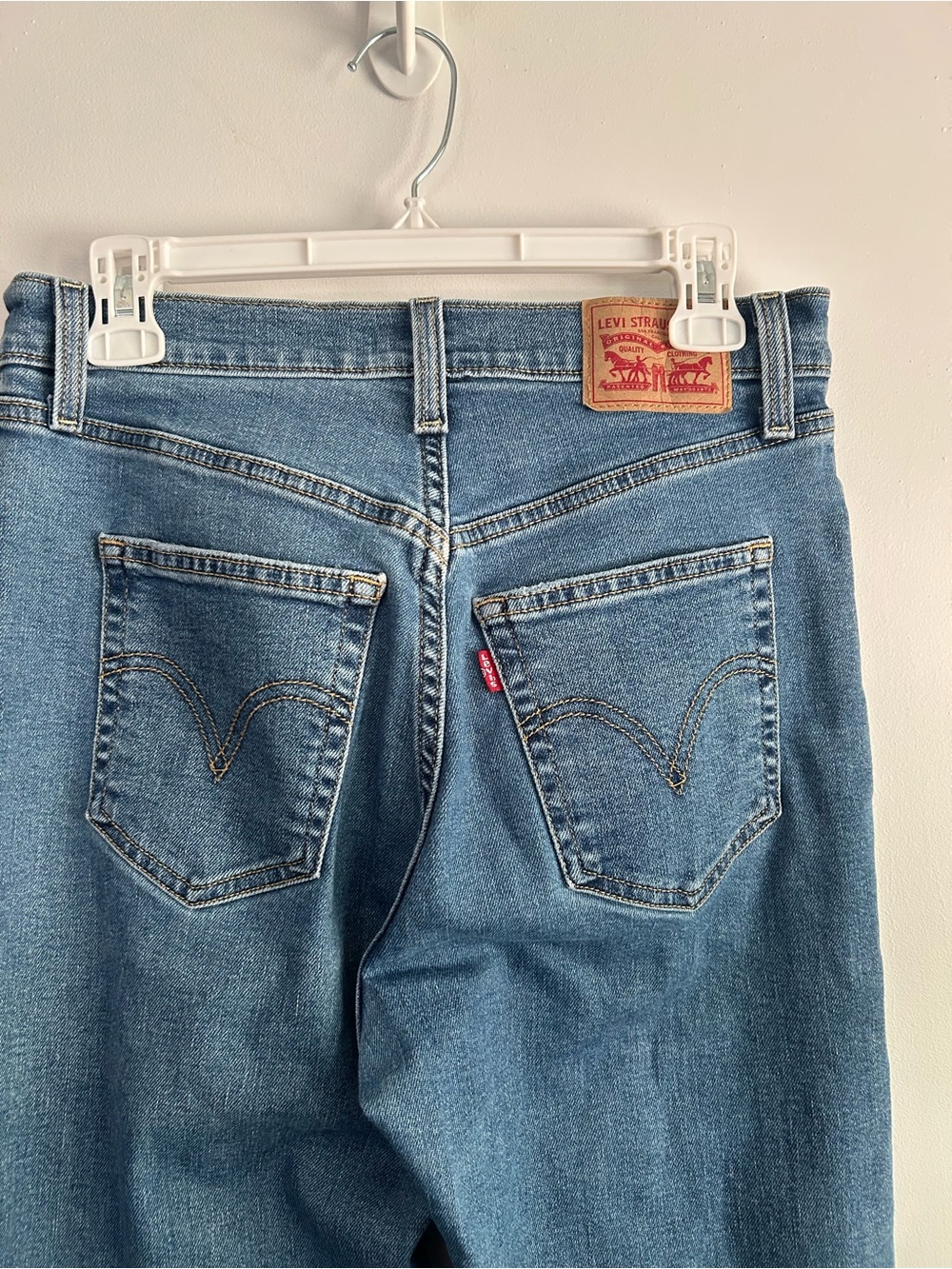 Levi's Straight Leg Women's Jeans in Medium Blue Wash - Picture 6 of 6